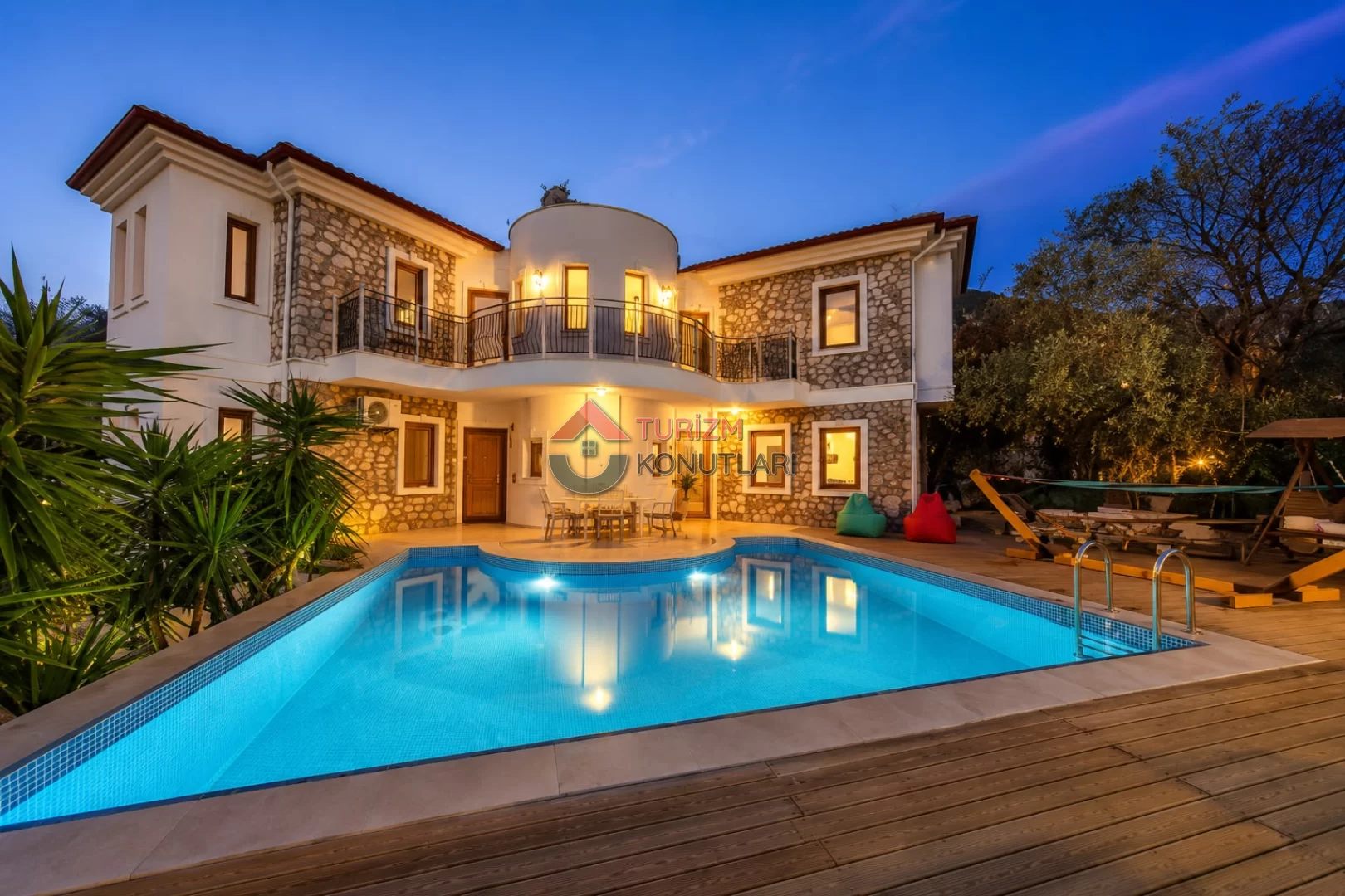 Marmaris Söğüt'te Deniz Manzaralı 4+1 Havuzlu Villa